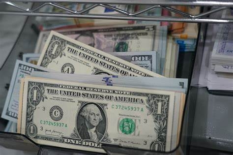 Tỷ giá USD hôm nay 28/4: Tỷ giá trung tâm tiến sát mức 25.000 đồng/USD